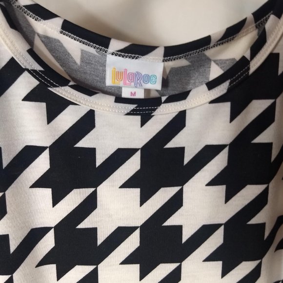 ⭐️Buy 1, Get 2nd 1/2 OFF⭐️LuLaRoe Irma Houndstooth Top Shirt M Black and White - Picture 2 of 4